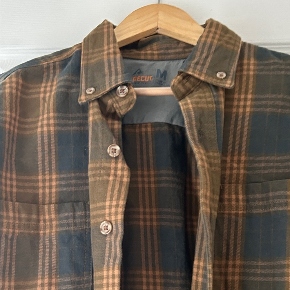 Men’s medium Ridge Cut flannel shirt